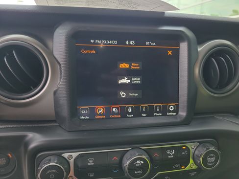 Used 2023 Jeep Gladiator Willys AWD/4WD image 22