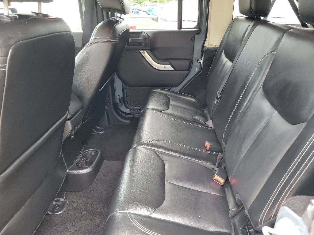 Used 2015 Jeep Wrangler Unlimited Sahara w/ Connectivity Group AWD/4WD image 12