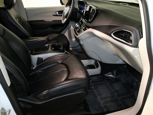 Used 2024 Chrysler Pacifica Select image 34