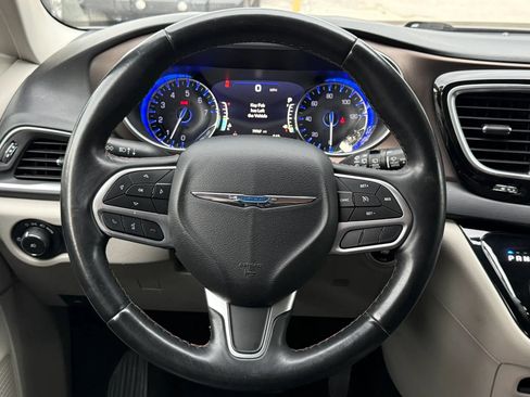 Used 2018 Chrysler Pacifica Touring-L Plus FWD image 7
