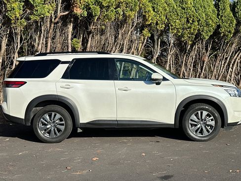 Used 2024 Nissan Pathfinder SV image 3