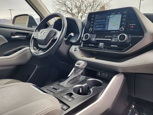 Used 2022 Toyota Highlander XLE AWD/4WD image 20