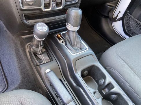 Used 2023 Jeep Gladiator Overland image 16