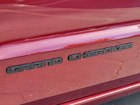 Used 2018 Jeep Grand Cherokee Altitude image 23