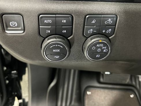 Used 2025 Chevrolet Silverado 1500 High Country w/ Technology Package AWD/4WD image 17