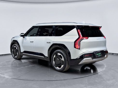 Used 2024 Kia EV9 Land image 2