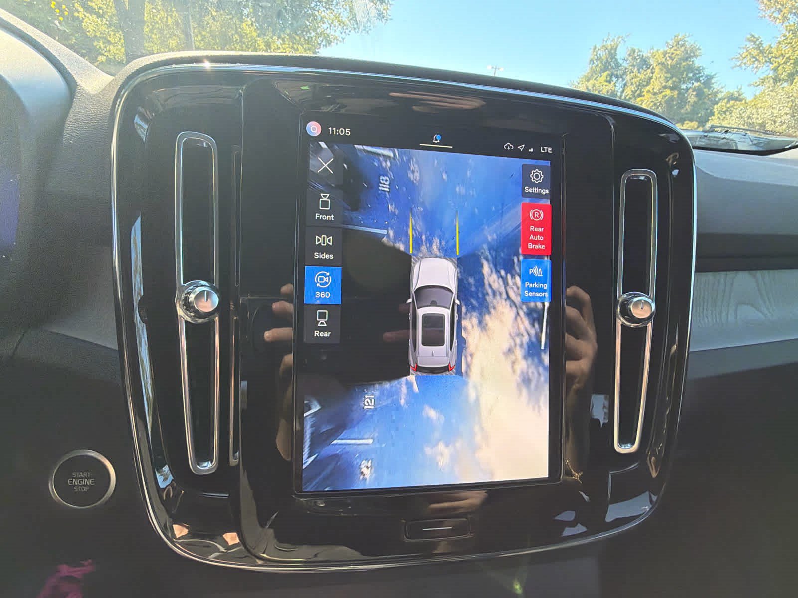 Certified 2025 Volvo XC40 B5 Plus AWD/4WD image 32