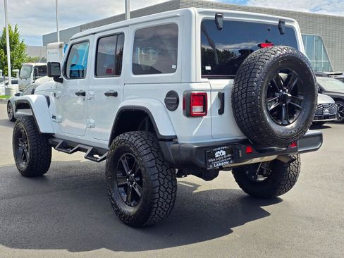 Used 2022 Jeep Wrangler Unlimited Sahara AWD/4WD image 6