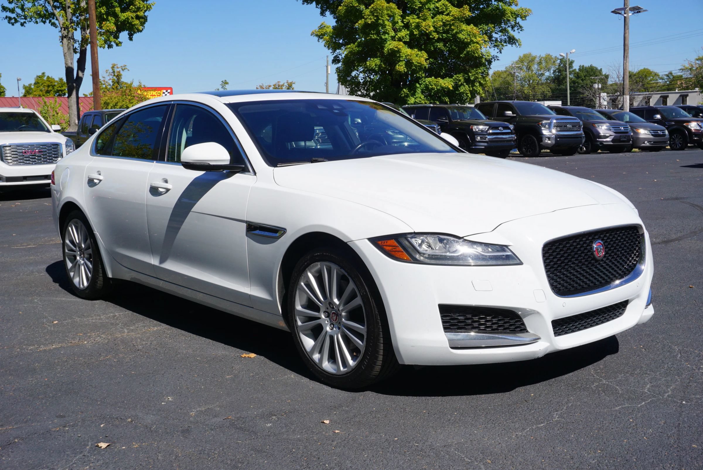 Used 2019 Jaguar XF Premium RWD image 3