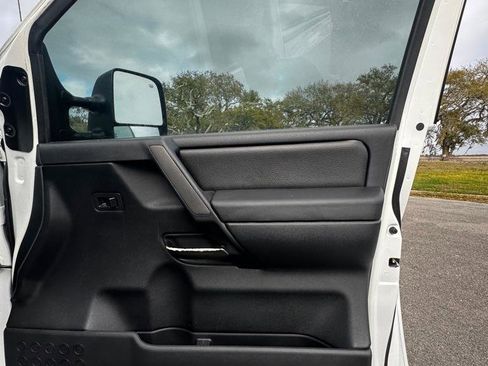 Used 2011 Nissan Titan SL w/ SL Technology Pkg image 13