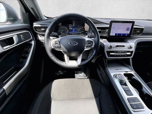 Used 2024 Ford Explorer XLT RWD image 7