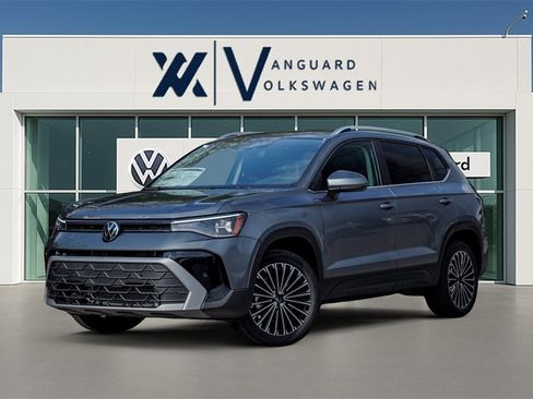 New 2026 Volkswagen Taos SE image 1