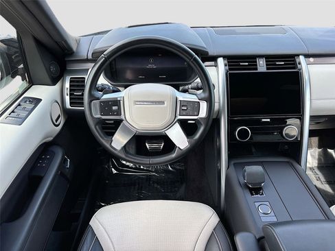 Used 2024 Land Rover Discovery Metropolitan Edition AWD/4WD image 23