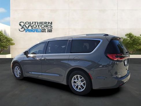 Used 2025 Chrysler Pacifica Select FWD image 3