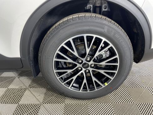 New 2025 Ford Escape SE w/ Class II Trailer Tow Package image 24