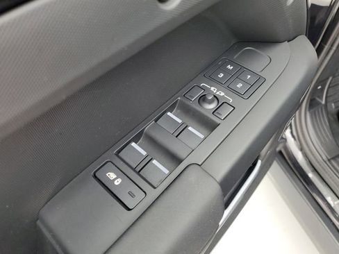 Used 2025 Land Rover Defender 110 S image 19