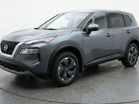 Used 2025 Nissan Rogue SV image 3