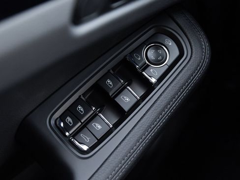 Certified 2026 Porsche Macan AWD/4WD image 19