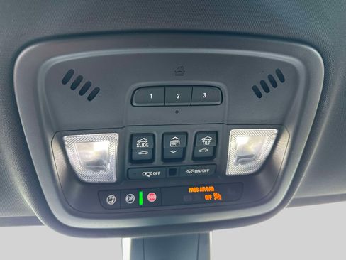 Used 2022 Chevrolet Traverse High Country image 35