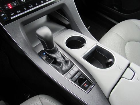 Used 2019 Toyota Avalon Limited image 26