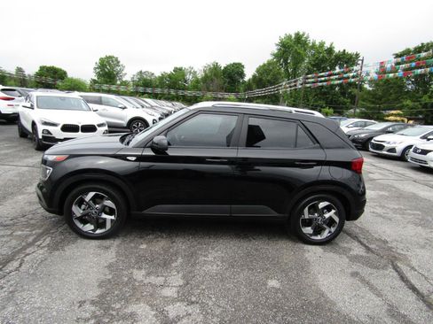 Used 2022 Hyundai Venue SEL FWD image 4