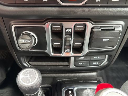 Used 2024 Jeep Wrangler Unlimited Sahara w/ Safety Group AWD/4WD image 19