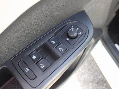 Used 2025 Volkswagen Taos SE image 11