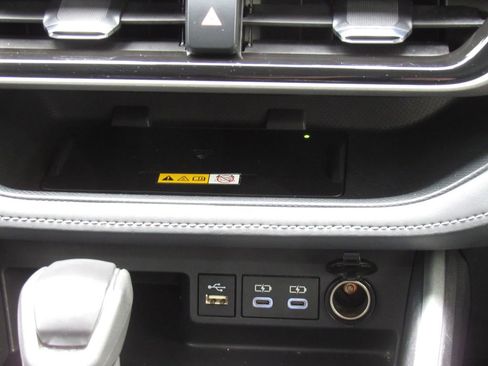Used 2024 Toyota Highlander XLE AWD/4WD image 32