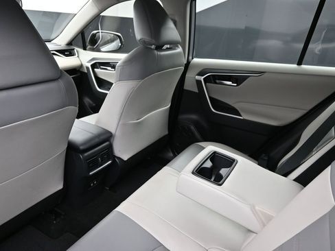 Used 2020 Toyota RAV4 XLE Premium FWD image 30