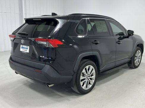 Used 2022 Toyota RAV4 XLE Premium image 6
