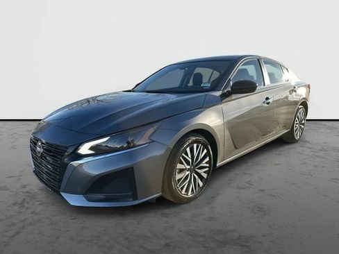 Used 2024 Nissan Altima 2.5 SV image 1