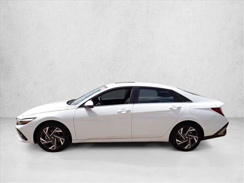 Used 2025 Hyundai Elantra Limited FWD image 2