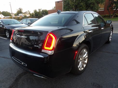 Used 2016 Chrysler 300 C image 6