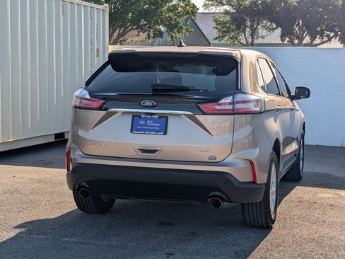 Certified 2020 Ford Edge SE image 4