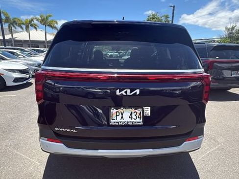 Used 2025 Kia Carnival EX FWD image 9