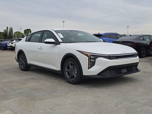 New 2025 Kia K4 LXS image 2