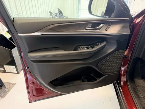Used 2025 Jeep Grand Cherokee Limited AWD/4WD image 10