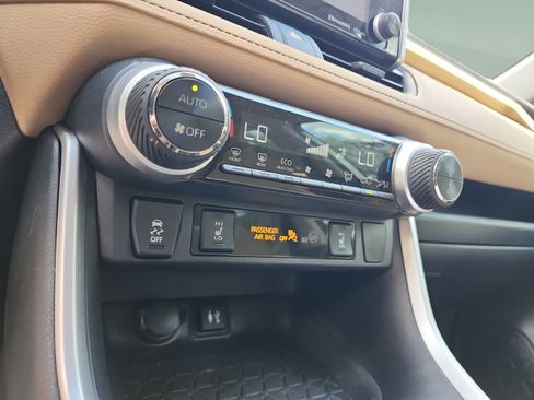 Used 2019 Toyota RAV4 XLE w/ Convenience Package FWD image 27