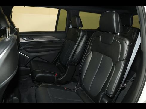 Used 2023 Jeep Grand Cherokee L Overland w/ Luxury Tech Group IV AWD/4WD image 33