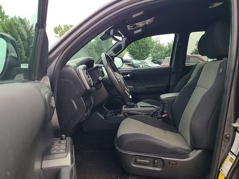 Used 2022 Toyota Tacoma TRD Off-Road AWD/4WD image 12