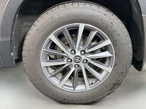 Used 2019 Toyota Highlander XLE AWD/4WD image 30