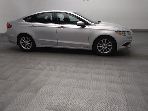 Used 2017 Ford Fusion SE w/ Fusion SE Technology Package FWD image 11