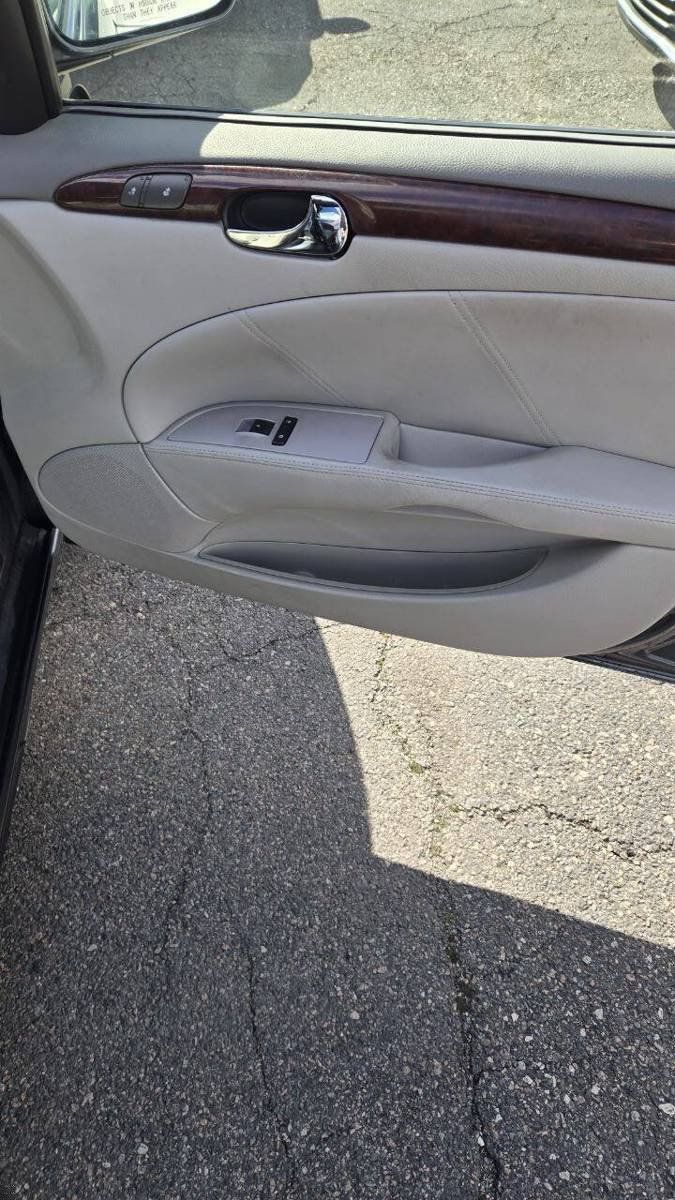 Used 2010 Buick Lucerne CXL FWD image 14