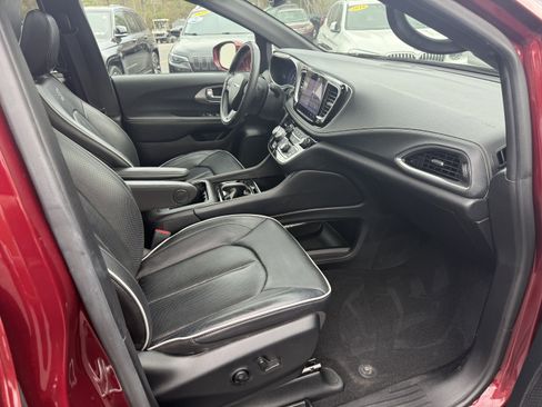 Used 2022 Chrysler Pacifica Limited w/ S Appearance Package image 14