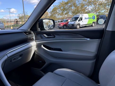 Used 2021 Jeep Grand Cherokee L Overland w/ Luxury Tech Group IV image 27