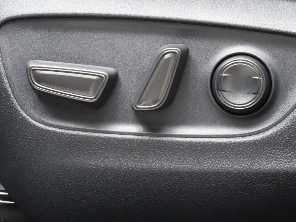 Used 2025 Toyota RAV4 XLE FWD image 11