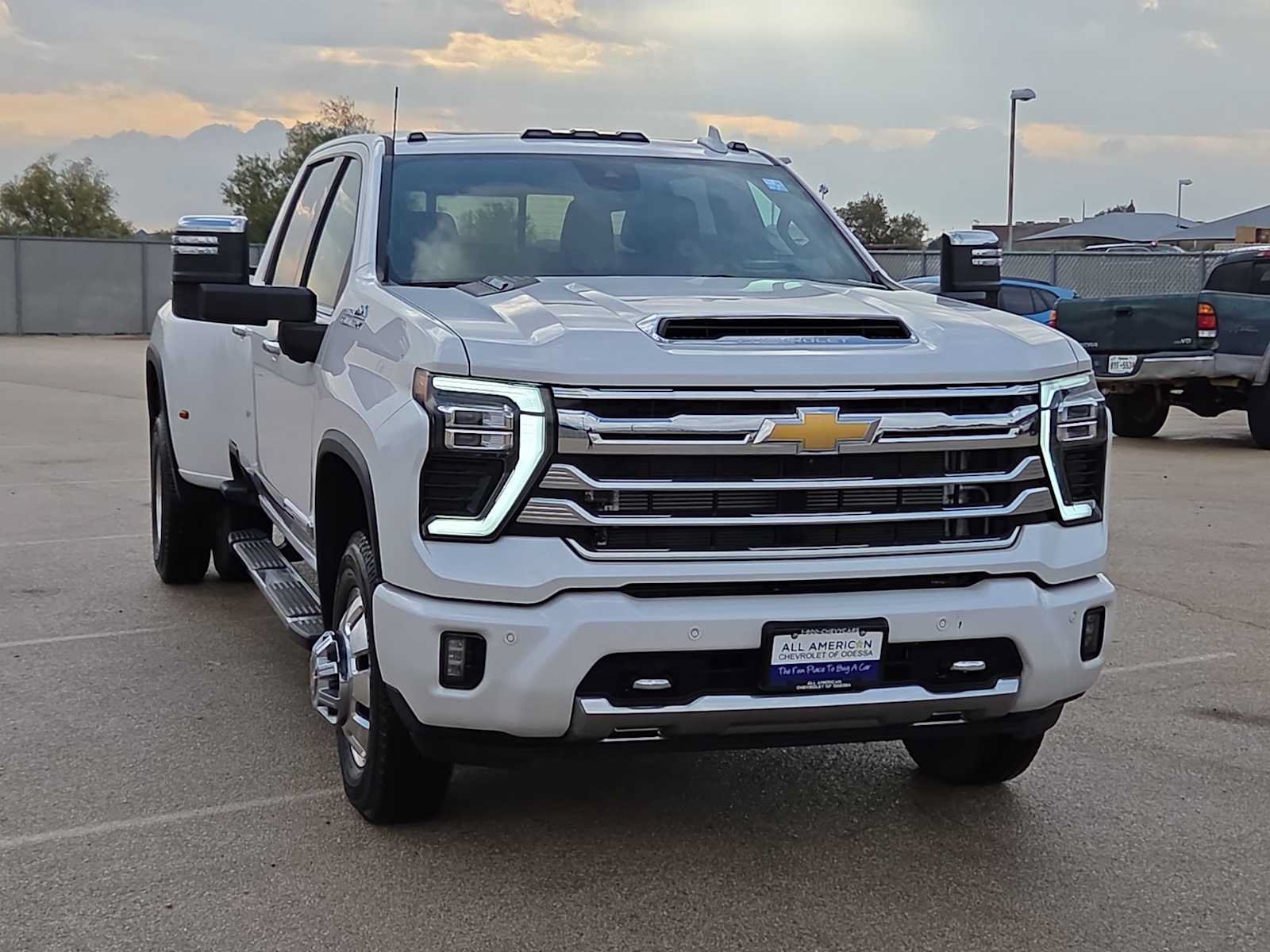 Used 2025 Chevrolet Silverado 3500 High Country w/ Technology Package AWD/4WD image 3