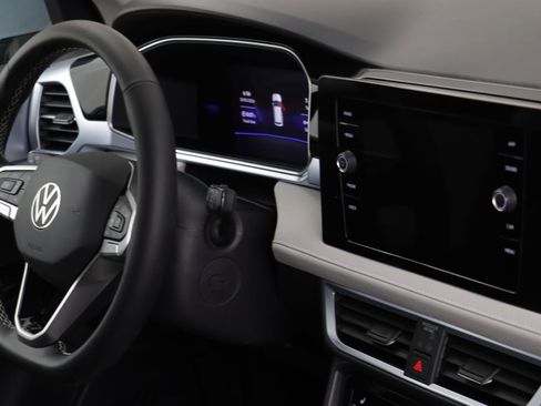 New 2026 Volkswagen Taos SE image 19