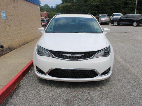 Used 2019 Chrysler Pacifica Touring-L FWD image 2