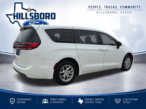 Used 2023 Chrysler Pacifica Touring-L FWD image 5
